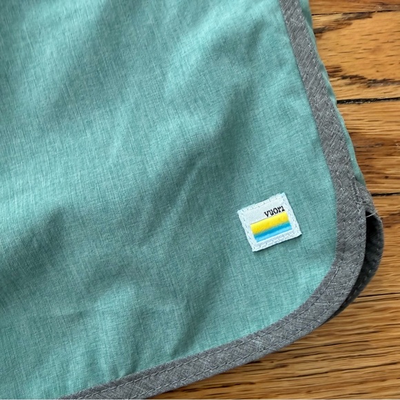 Vuori Men’s V Cycled Performance Shorts - Picture 3 of 6